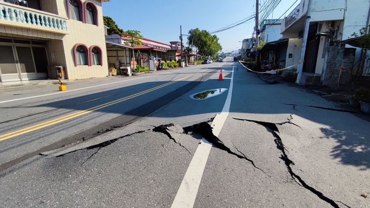 柏油路因地震裂開，讓人怵目驚心。