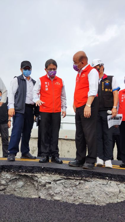 行政院長蘇貞昌下午風塵僕僕前往視察花蓮玉里高寮大橋。林志青攝