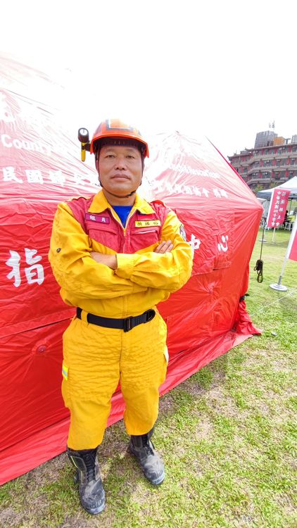 民眾遇地震來不及跑，顏勝裕建議找地方躲，駕駛則是減速停車降低傷害。林志青攝