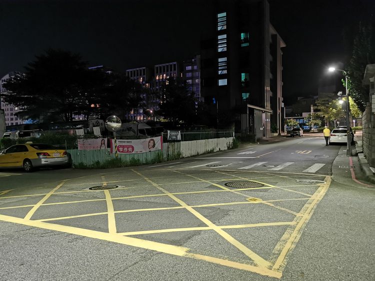 競選旗幟當時懸掛在該處。陸運鋒攝