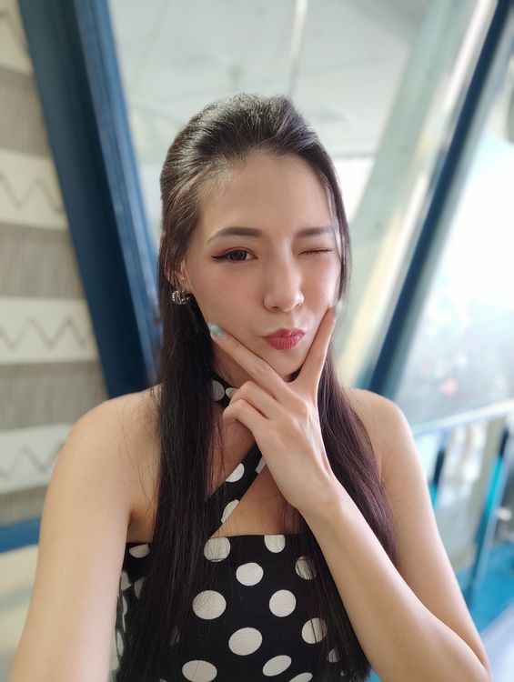 Xiaomi 12T Pro模特兒自拍圖。