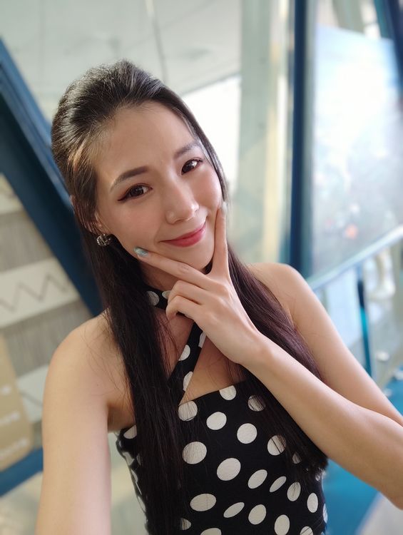 模特兒室內人像模式自拍圖。模特兒自拍