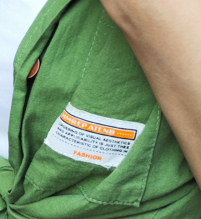 用上圖裁切模特兒衣服上的英文字後，非常清楚，衣服的縫線清晰。王雪玲攝