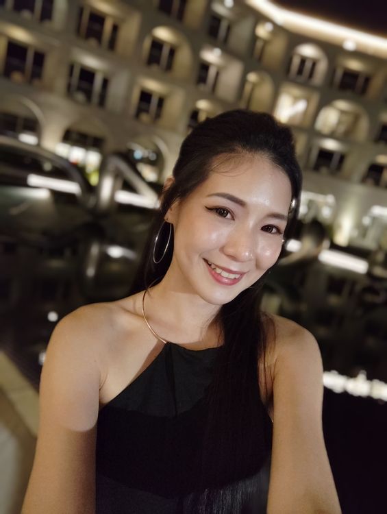 Xiaomi 12T Pro低光源下，模特兒夜間人像自拍依然亮眼。模特兒自拍