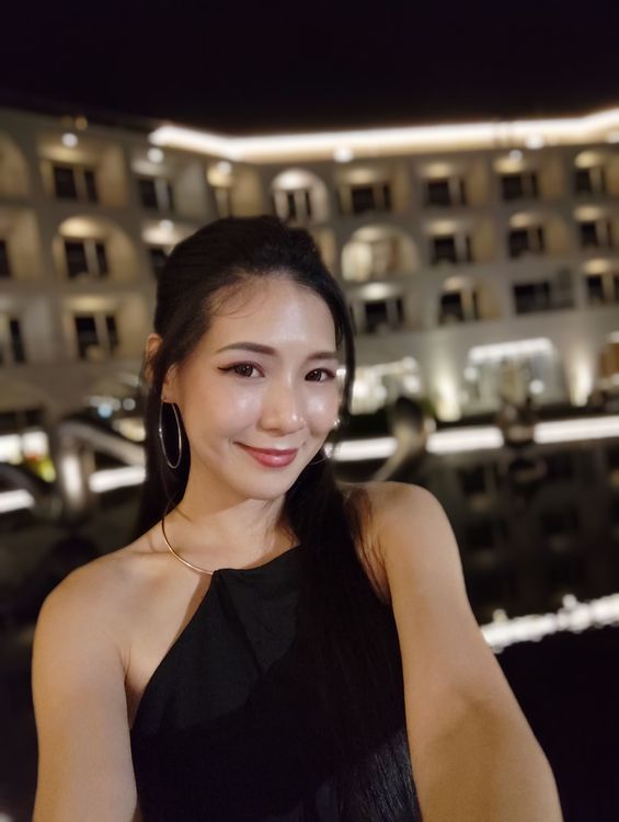 低光源下，模特兒夜間人像自拍依然亮眼。模特兒自拍