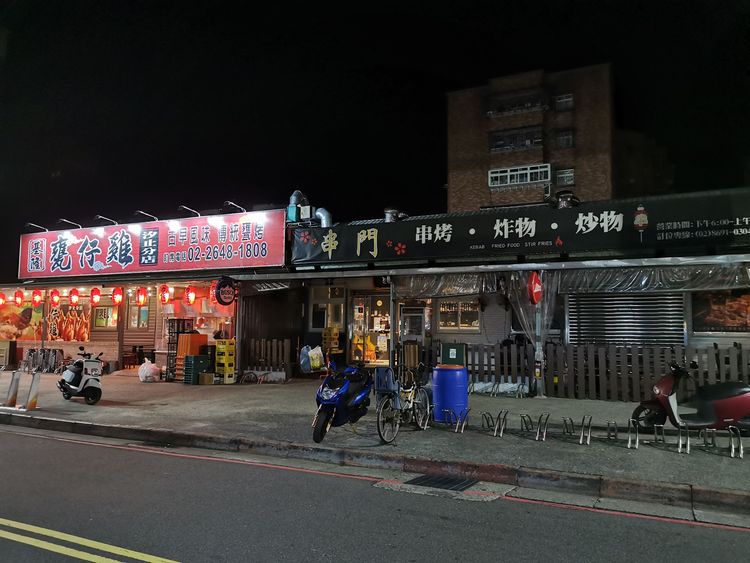 一行人在串燒店慶生時，上演持刀追逐戲碼。陸運鋒攝