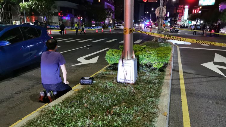 陳姓駕駛自責，對著死者遺體下跪。陸運鋒攝