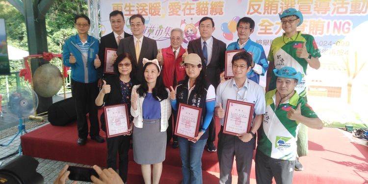 現場頒發感謝狀給共襄盛舉慈善團體及廠商。台北地檢署提供