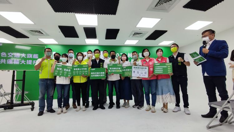 民進黨新北市提名參選的市議員候選人到場相挺。莊淇鈞攝