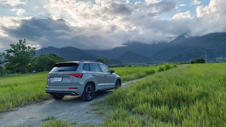 試駕的1.5 TSI Sportline車款上，搭配了專屬的黑化水箱罩、窗框、車頂行李架、車名字標，前後保桿亦有專屬的運動化設計。翁玉信攝