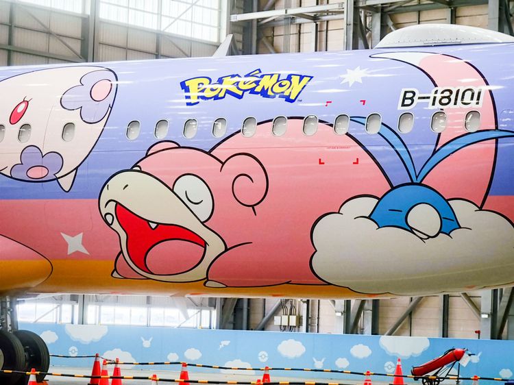 11隻寶可夢躍上機身兩側，包括飛翔皮卡丘、謝米、青綿鳥、波克基斯、食夢夢、胖丁、卡比獸、呆呆獸、熊寶寶等。田欣雲攝