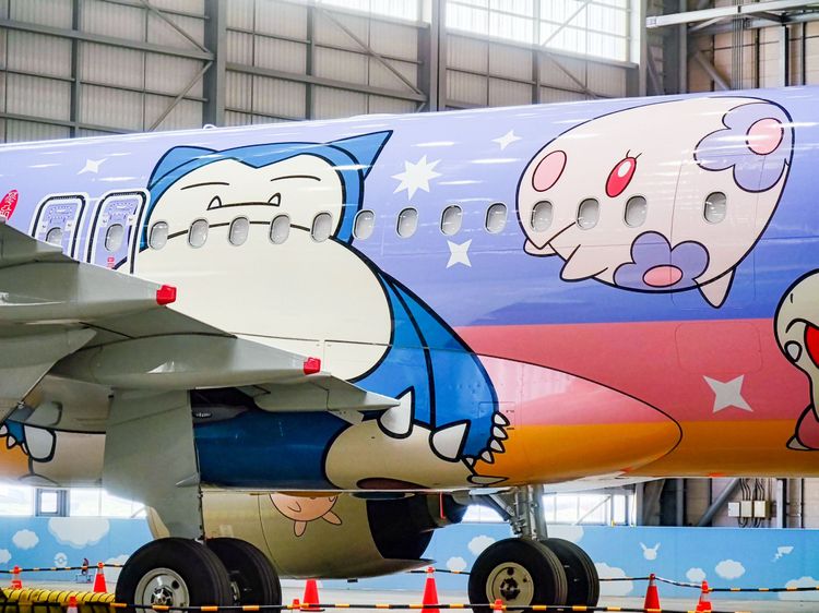 11隻寶可夢躍上機身兩側，包括飛翔皮卡丘、謝米、青綿鳥、波克基斯、食夢夢、胖丁、卡比獸、呆呆獸、熊寶寶等。田欣雲攝