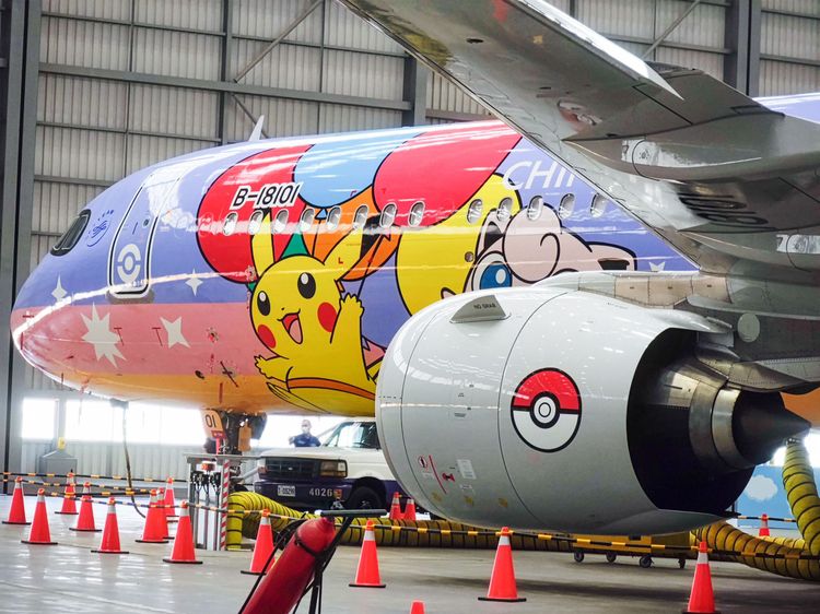 11隻寶可夢躍上機身兩側，包括飛翔皮卡丘、謝米、青綿鳥、波克基斯、食夢夢、胖丁、卡比獸、呆呆獸、熊寶寶等。田欣雲攝