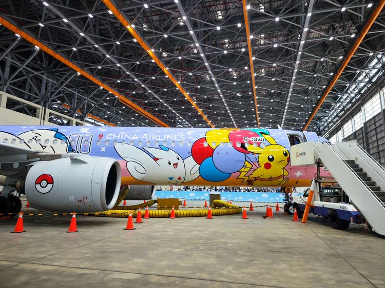 中華航空「皮卡丘彩繪機CI」歷時21天完成全機彩繪。田欣雲攝