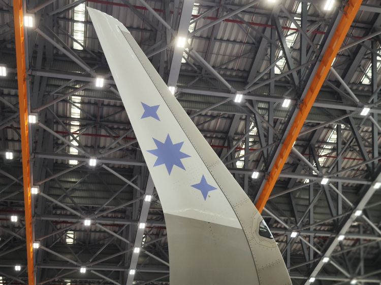 華航「皮卡丘彩繪機Cl」噴漆工序使用多達36種漆料色彩，以粉橘、粉紅及粉紫色堆疊。田欣雲攝