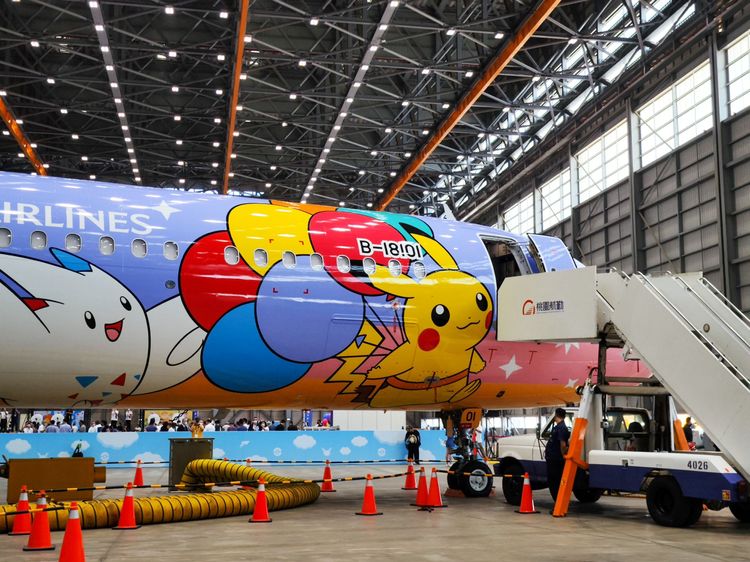 11隻寶可夢躍上機身兩側，包括飛翔皮卡丘、謝米、青綿鳥、波克基斯、食夢夢、胖丁、卡比獸、呆呆獸、熊寶寶等。田欣雲攝