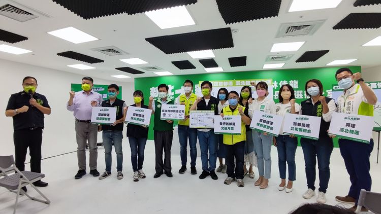 林佳龍跟同黨議員參選人在「首都捷運政策計畫」記者會後拍宣傳照。莊淇鈞攝