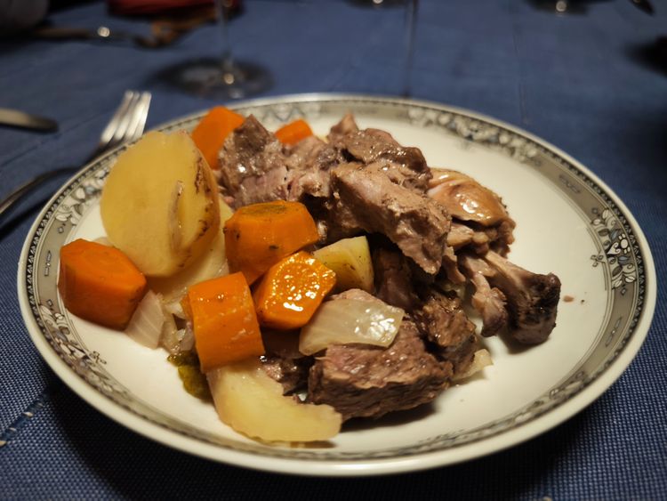 酒莊女主人瑪琳達，親自烹煮有阿爾薩斯特色的燉菜饗客。田欣雲攝