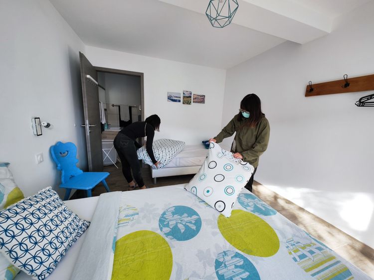 不只採葡萄，打工度假小幫手們也幫忙整理酒莊民宿。田欣雲攝