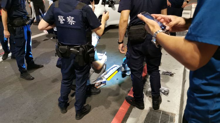 警方搜出開山刀、瓦斯槍等物品。陸運鋒攝