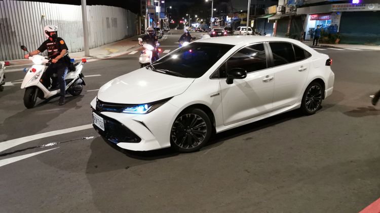 警方攔下轎車。陸運鋒攝