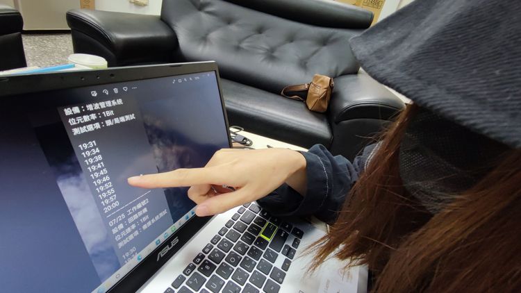 Jessica說明操作網路設備測試的分配的組別跟時間表。莊淇鈞攝