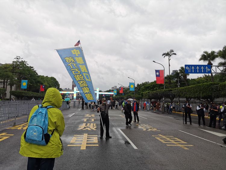 民眾舉著蔣介石強盜集團的旗幟。陸運鋒攝