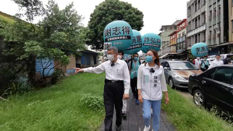 柯文哲行經武營街時，了解周邊老舊眷村改建。林泊志攝