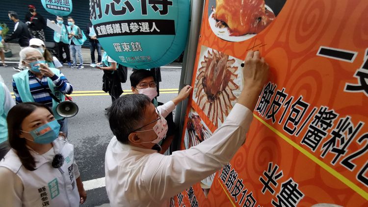 柯文哲簽名。林泊志攝