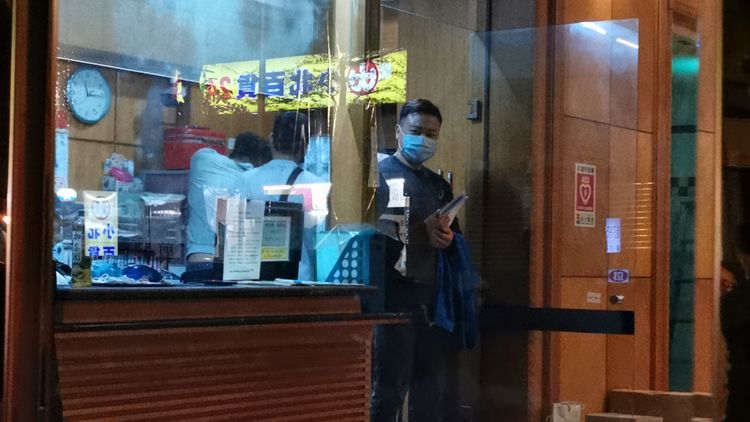 警方在大樓內調閱監視器。陸運鋒攝