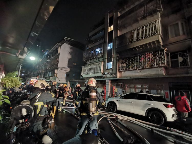 大批消防人員到場灌救。陸運鋒攝