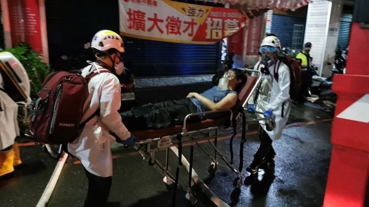 屋主兒子躲在後陽台被警消發現送醫。陸運鋒攝