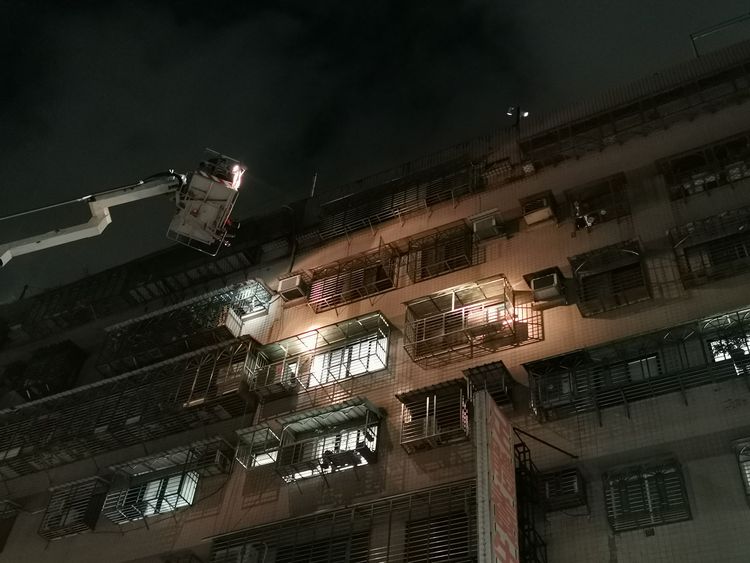 警消升起雲梯查看。陸運鋒攝