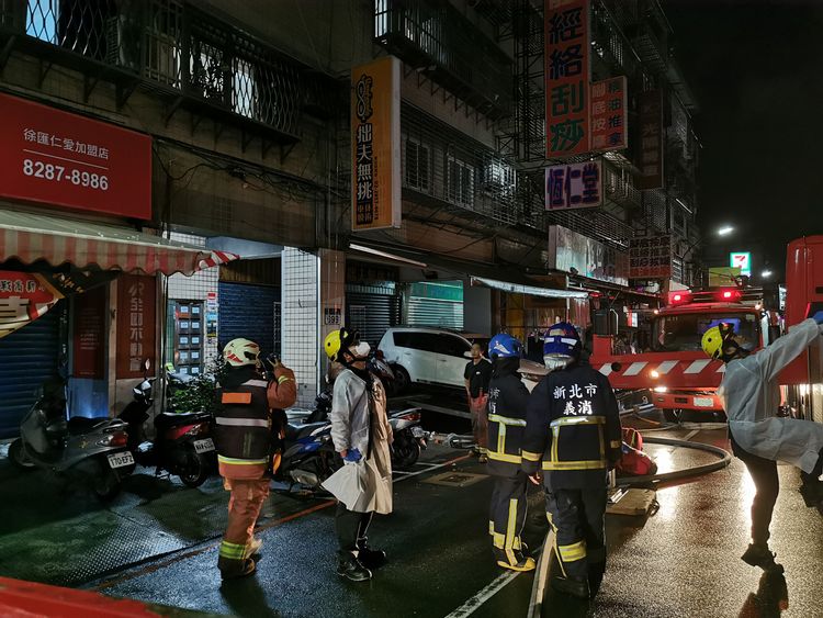 大批消防人員到場搶救。陸運鋒攝