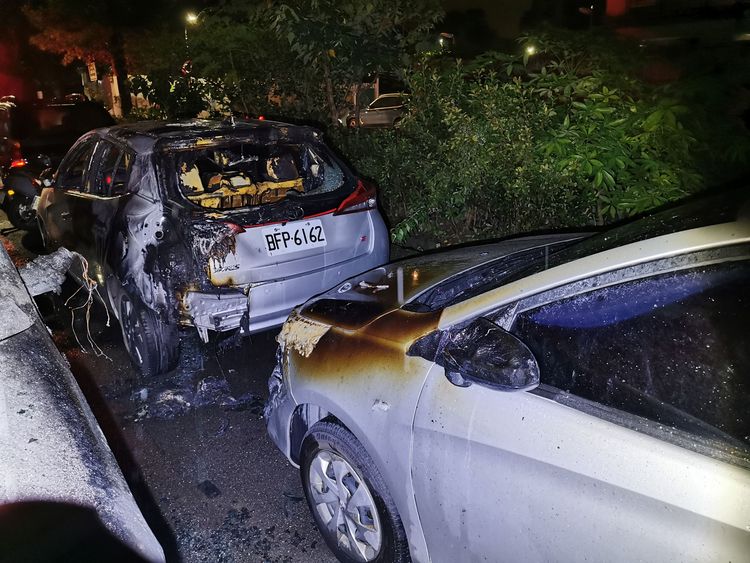 停放一旁車輛遭到波及。陸運鋒攝