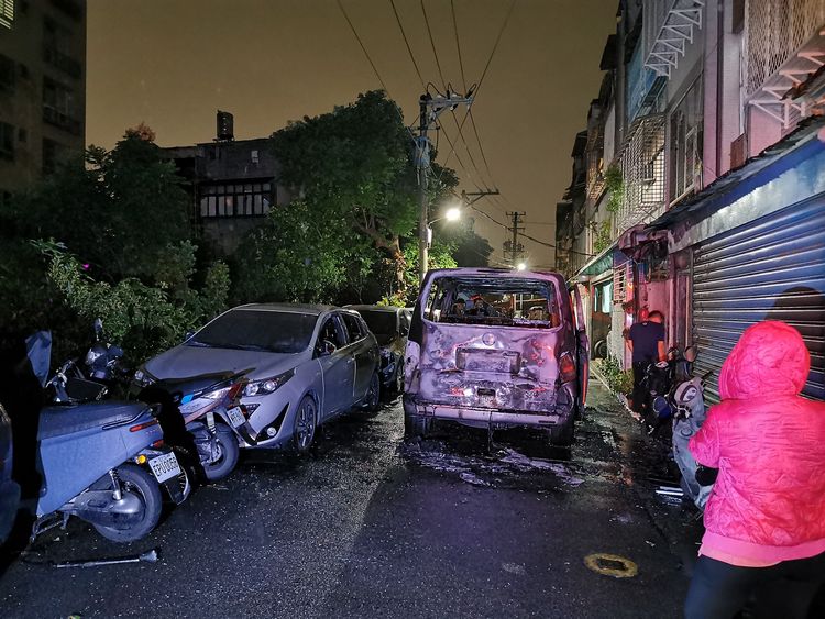 接體車開進巷弄時，突然起火燃燒。陸運鋒攝