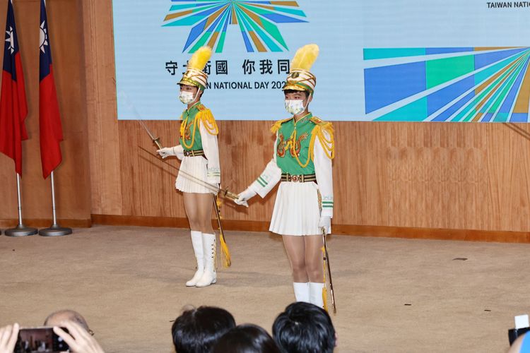 北一女樂儀旗隊現場展示小段演出。葉志明攝