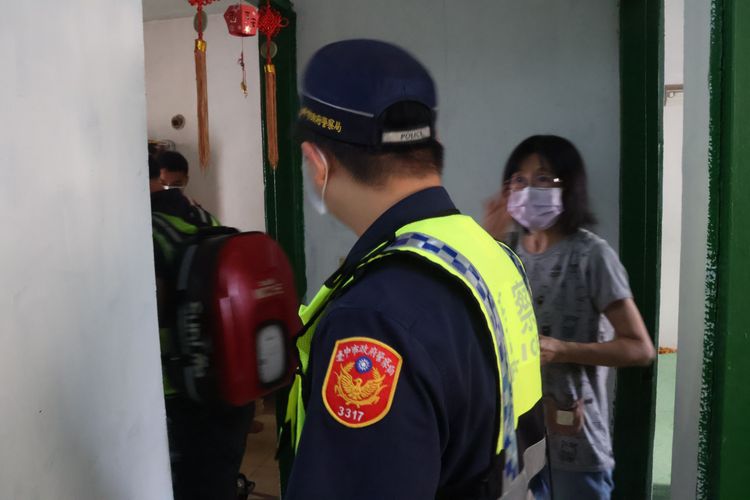 社工( 右）機警報案，避免憾事發生。張喆喜攝