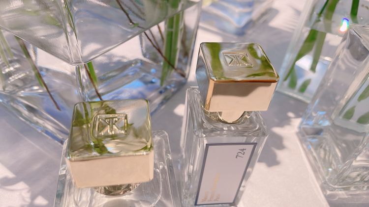 香氛瓶蓋上有著精美刻紋設計。張家玲攝