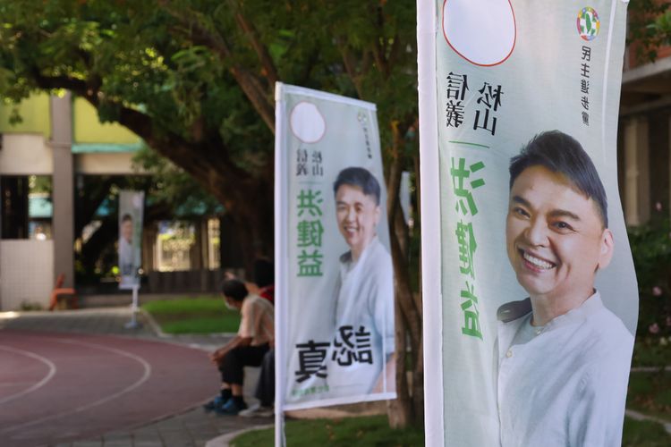 校園放滿洪健益的旗幟。趙世平攝