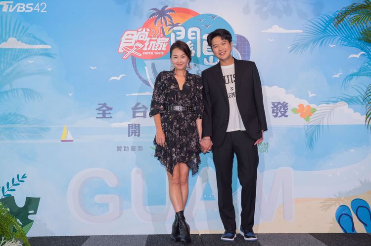 六月（左）與老公李易無緣一起出國。TVBS提供