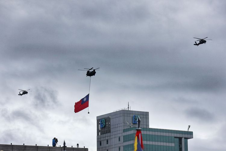 國軍機隊吊掛巨幅國旗飛越總統府上空。葉志明攝