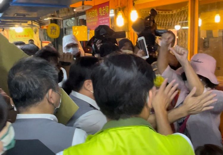 陳時中（左下）被民眾比倒讚。賴昀岫攝