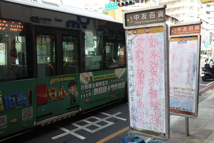 民眾在此搭乘公車，無法參考招牌上的路線圖。張喆喜攝