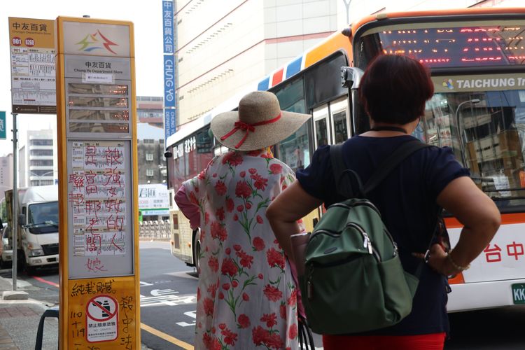 搭車民眾表示這些字體看了很礙眼。張喆喜攝