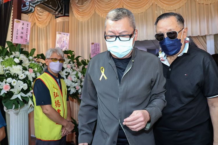 楊光友、江彬出席劉引商告別式。趙世平攝