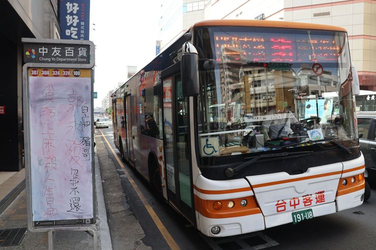公車司機似乎見怪不怪。張喆喜攝