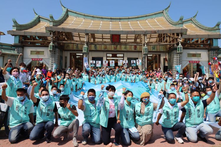 台灣民眾黨全台參選人在彰化鹿港台灣玻璃廟宣誓乾淨選舉。民眾黨提供