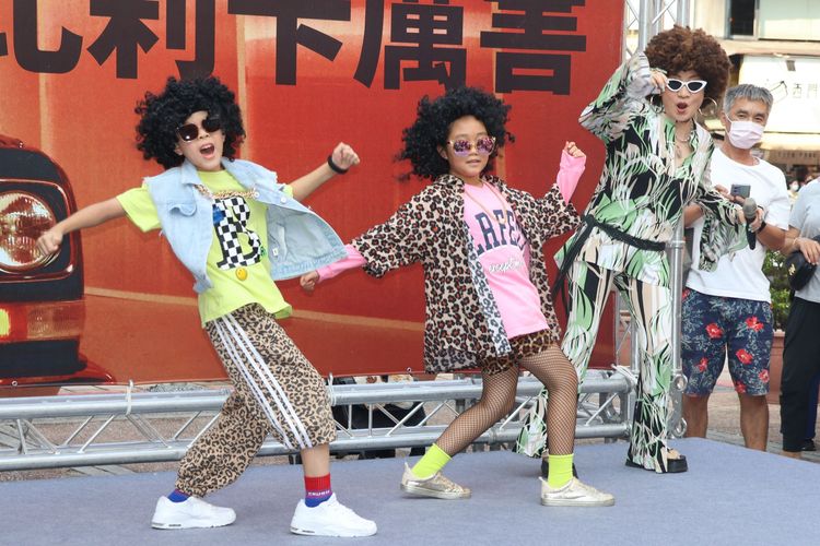 比莉（右）看著大小朋友模仿她跳舞。彭欣偉攝