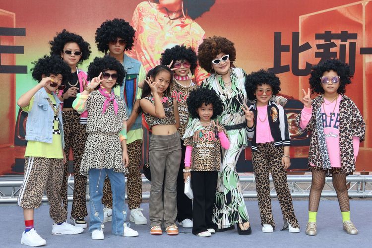 比莉（右三）和小粉絲合照。彭欣偉攝